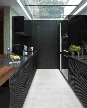 Svarta kök i interiören - lyxig enkelhet i minimalism