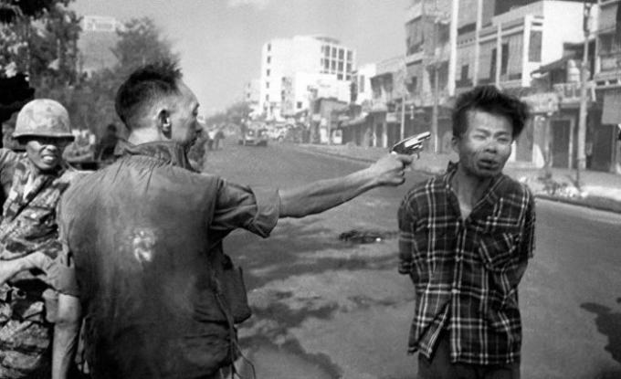Vietnamesiska officer skott voenoplennogo.