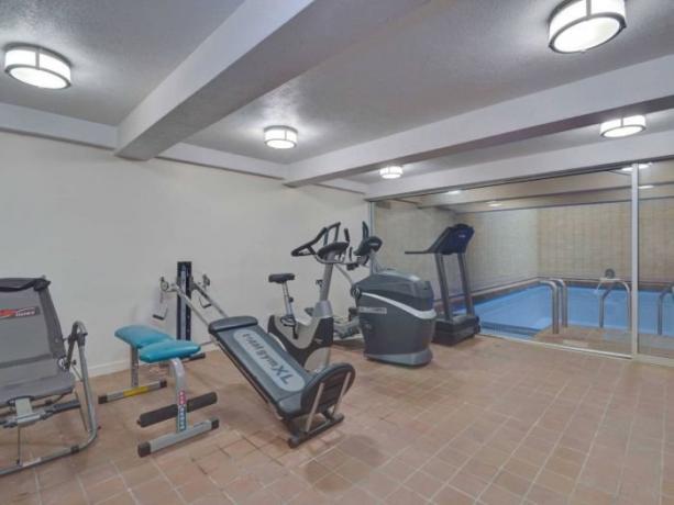 I källaren finns ett gym med träningsutrustning, ett spa och en bastu.