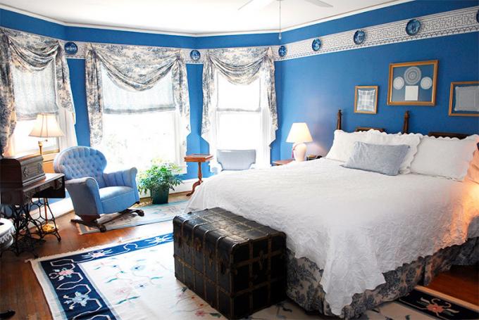 Foto av ett sovrum med blå väggar för att minska utrymmet