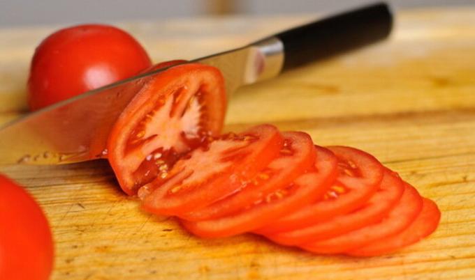 Tomater skurna i cirklar.
