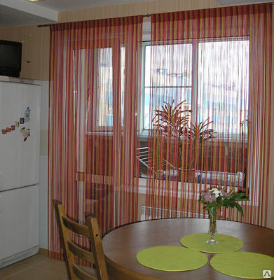 Fönsterdekoration med balkong i köket med bomullsgardiner