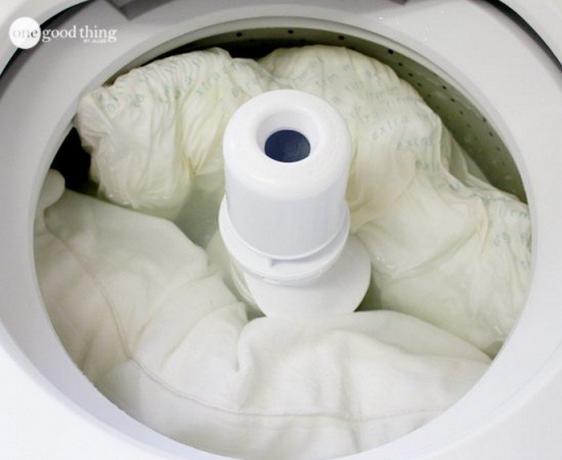 Effektivt sätt hur man får vita sängkläder och kuddar