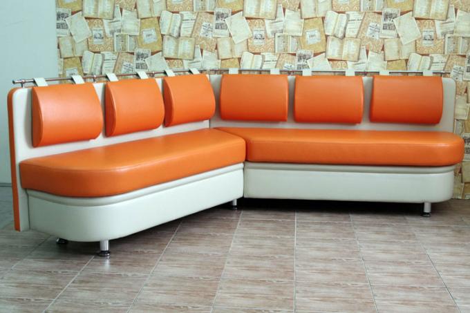"Metro" burspråk soffa passar bra in i den moderna designen i köket. Installationsinstruktion är mycket enkel