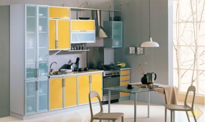 gul färg inuti köket