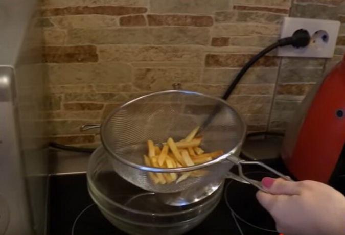 Du kan sätta potatis i ett durkslag till glas överflödig olja från det.