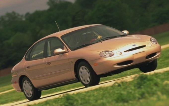 Ford Taurus 1996 skilde sig inte tilltalande utseende. | Foto: cheatsheet.com.