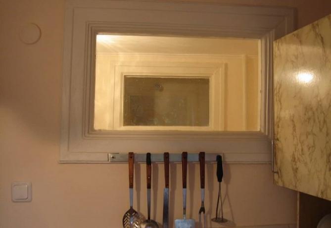 Varför i "Chrusjtjov" gjorde ett fönster mellan kök och badrum