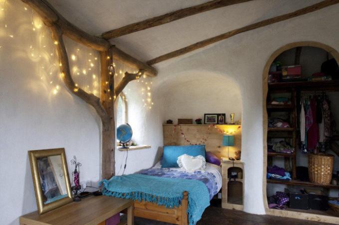 Mysigt sovrum i ett hus hobbit. | Foto: thesun.co.uk.