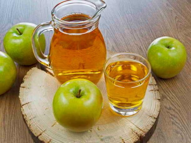 För att förbereda hemlagad vitamin dryck, ta sena sorter av äpplen © ofazende.ru