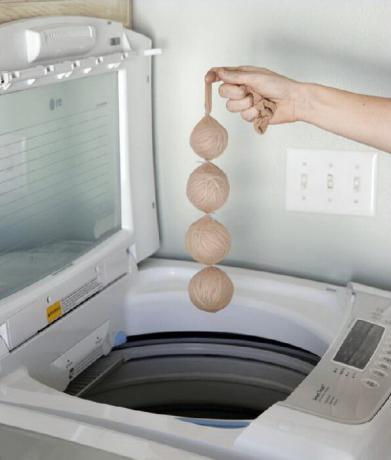 Krans av bollar som det är dags att skicka in tvättmaskinen.