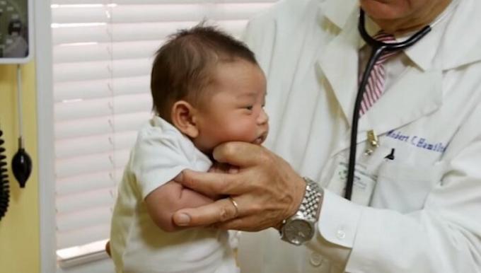 Hur man lugna en gråtande baby i ett par sekunder: barnläkare rådet med 30 års erfarenhet