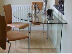 Ett transparent bord är en utmärkt lösning för ett modernt kök