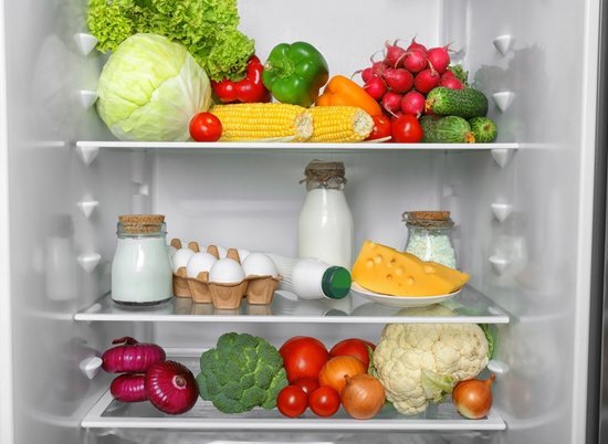 Fyll kylskåpet med mat från listan som krävs för matlagning för veckan