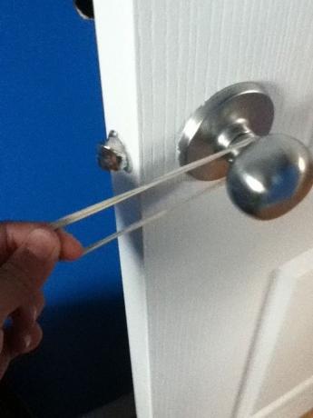 Hur öppna någon dörr utan händer