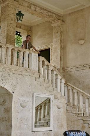 Den majestätiska trappa som leder till andra våningen i villan. | Foto: Thiago Molinos (Tiago Molinos).