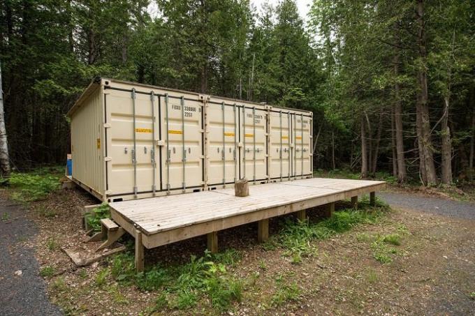 Kanadensiska hantverkare byggt en självförsörjande hus container.