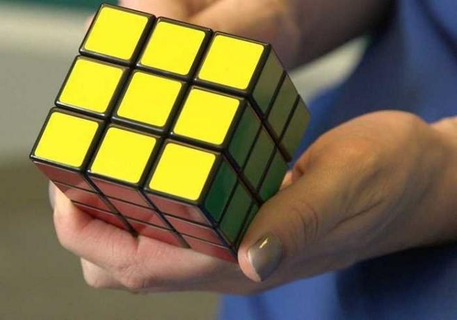 Hur man monterar Rubiks kub via två rörelser