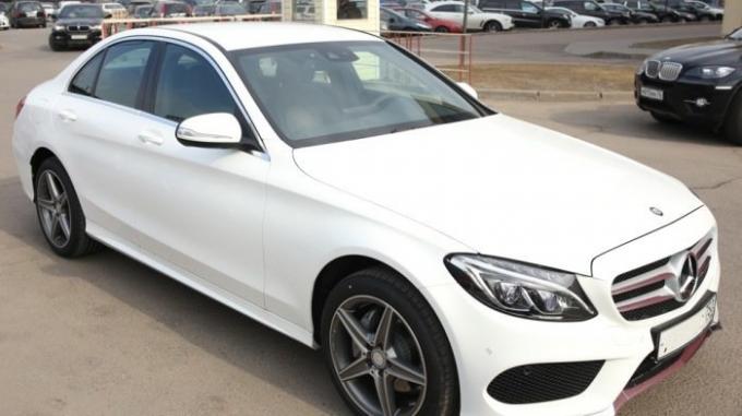 Vit sedan Mercedes-Benz C160 W205 i ryggen. | Foto: drive2.ru.