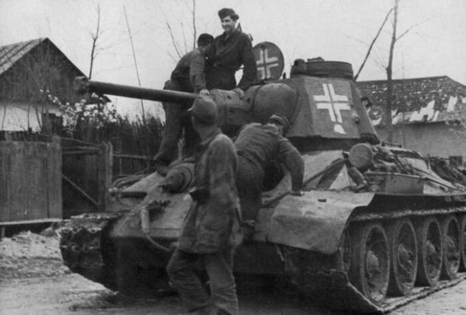 Trophy T-34 kors och bär de tyska tank trupper. | Foto: ya.ru. 