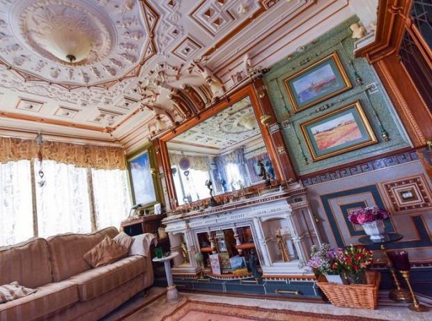 Adrian Rehman sade att hans lägenhet påminner om slottet i Versailles.