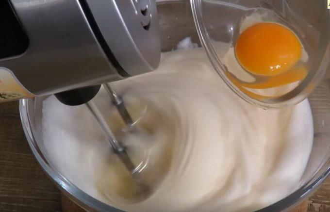 Under vispad protein skum gradvis lägga äggulorna.