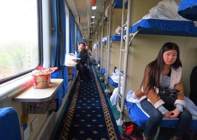 De sovvagnar har satt fällbara stolar och bord (Kina) i stället för sidohyllor.