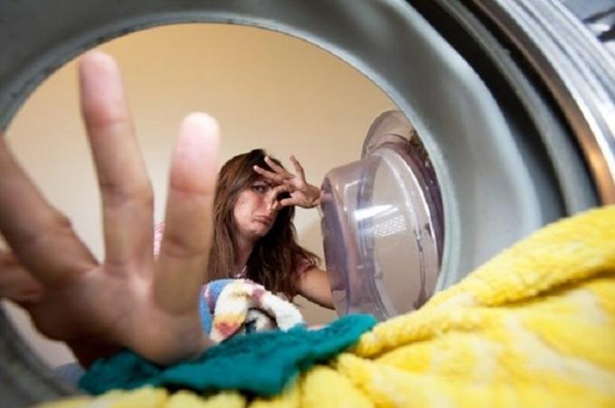 Hur man kan bli av mögel och unken lukt i tvättmaskinen: ett enkelt liv hacka utan problem