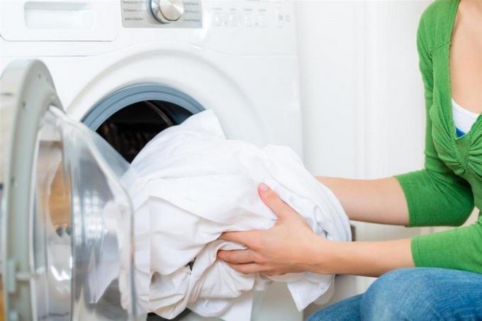 Hur man gör en säker blekmedel för tvätt och kläder