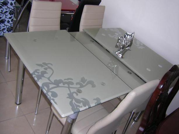 Vanligtvis för sådana bord används glas 6 eller 8 mm, som tål en mugg som har fallit på den.