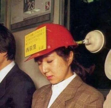 Japanska är ofta så trött att jag somnar även står i kollektivtrafiken. / Foto: humourdemecs.com
