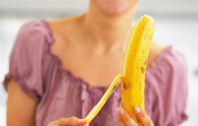 Här är hur man äter en banan egentligen är.