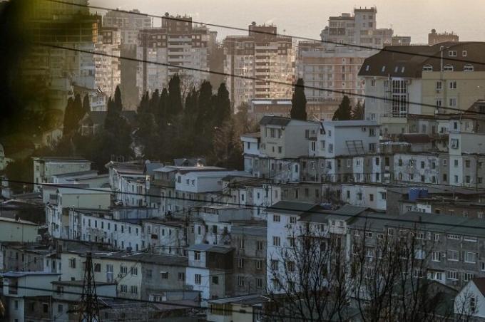 Hela staden är intrasslade nätverk av "ryska favelas."