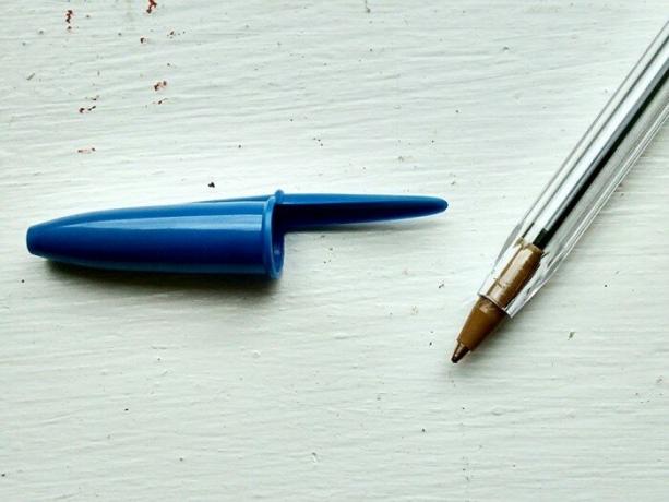 Hålen i locket på en kulspetspenna göras med en baktanke. / Foto: eonline.lk