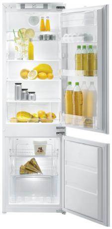 kylskåp inbyggt i köket