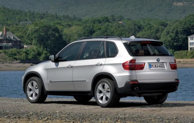 Medelstora lyx crossover BMW X5 andra generationen. | Foto: autodmir.ru.