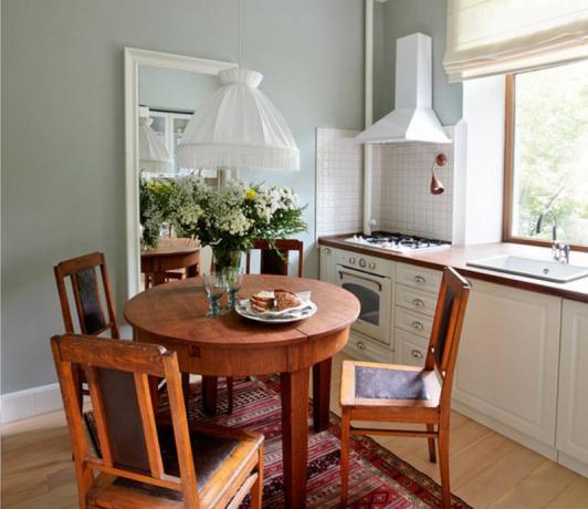 Ett runt bord i ett litet kök är lämpligare än ett rektangulärt.