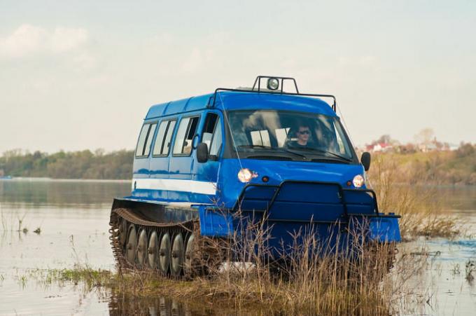 Bandvagnar GAZ-34039 "Irbis" vid vattnet.