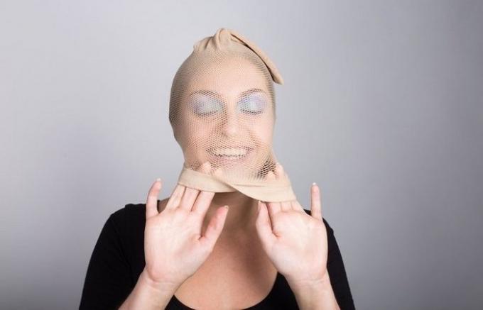 Make-up tricks: Flickvänner vriden på ett tempel, såg han en flicka med en strumpa på huvudet