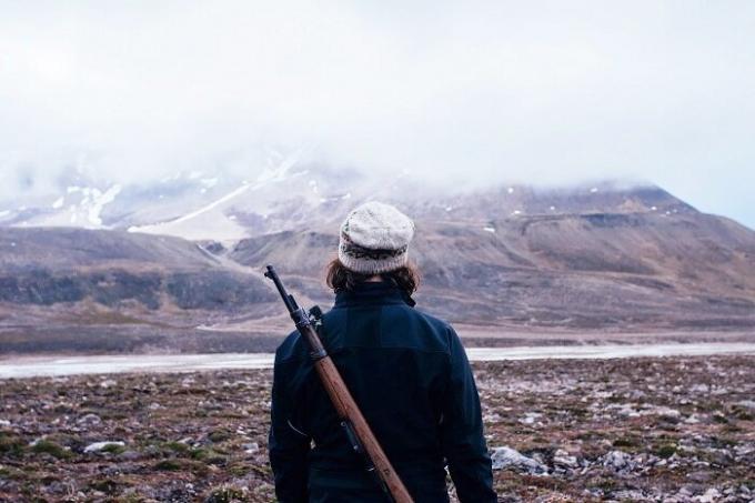 På promenad, kan du gå bara med en pistol (Longyearbyen, Norge).