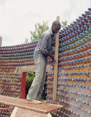 Hus av plastflaskor ung man bestämde sig för att göra en rund form. | Foto: ezermester.hu.