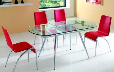 Bordet betonas av stolar, plus att det finns en kombination av material