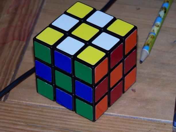 Hur man monterar Rubiks kub via två rörelser