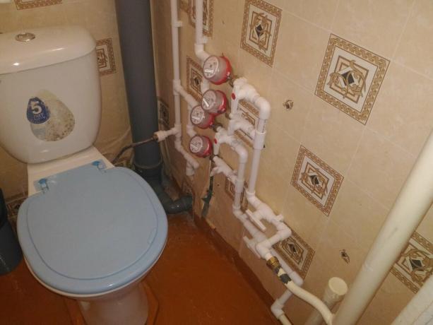 VVS toalett ansluten till varmvatten
