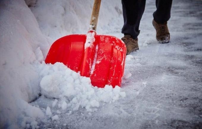 Ett enkelt sätt att smälta is och snö från spår att rensa ett hus eller garage