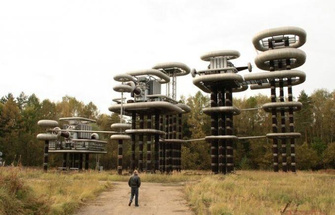 Mystiska Tesla torn, som är dolda i skogen vildmarken i Moscow Region