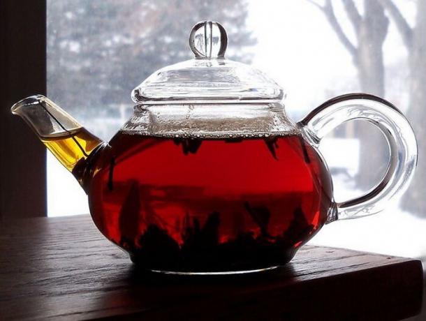 Stark svart te i stället för en speciell färg.