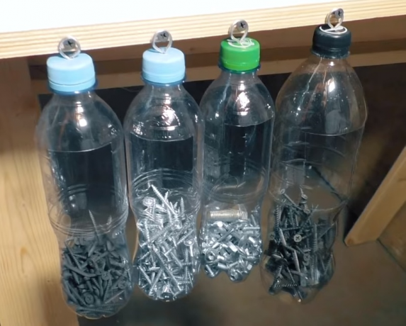 Den plastflaska är bekvämt att lagra metall små saker