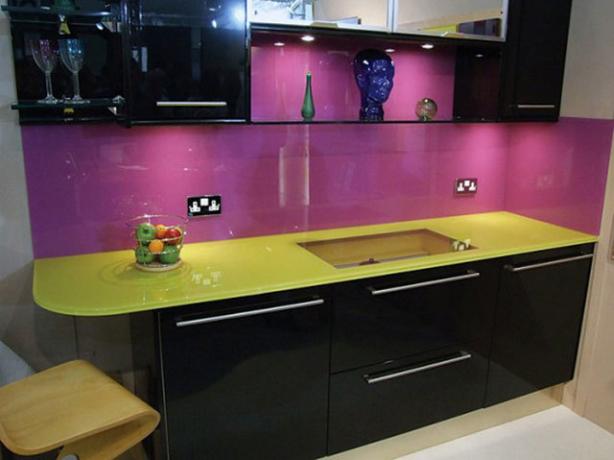 Det svarta och lila köket har ett mycket snyggt utseende, men i vissa interiörer kan det se aggressivt ut.