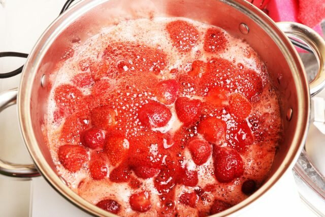 Den första kakan smörjer jordgubbssylt
